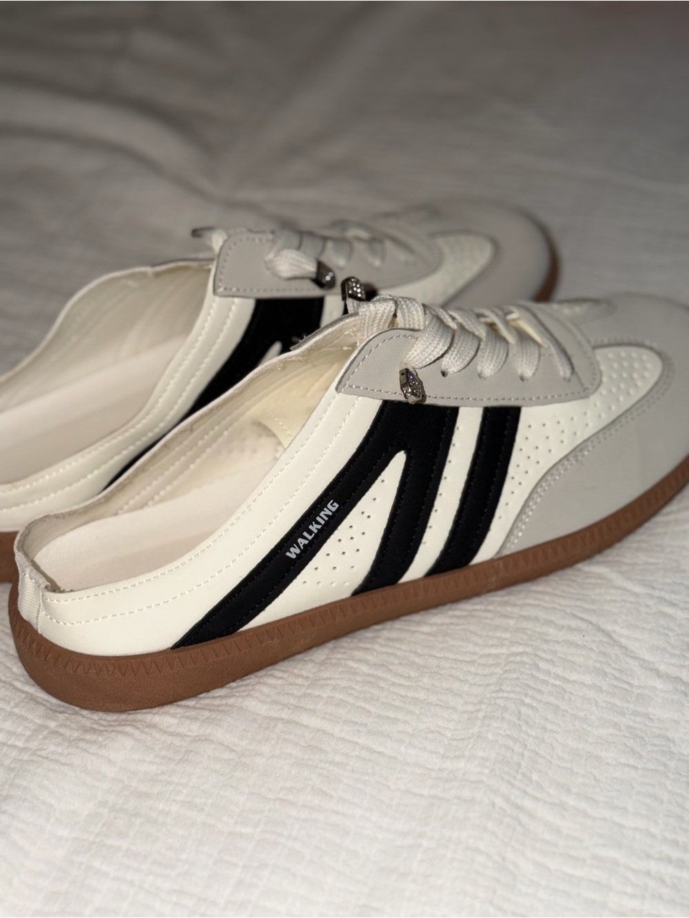 Walking women White and Black Casual Sneakers